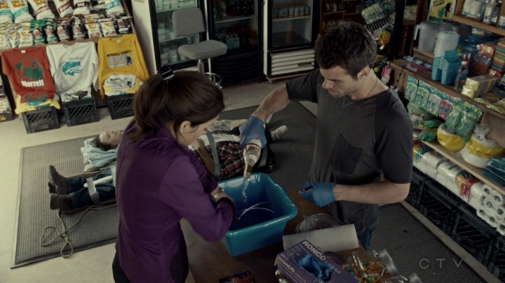 VampireDiariesWorld-dot-org_SavingHope2x08-1724.jpg