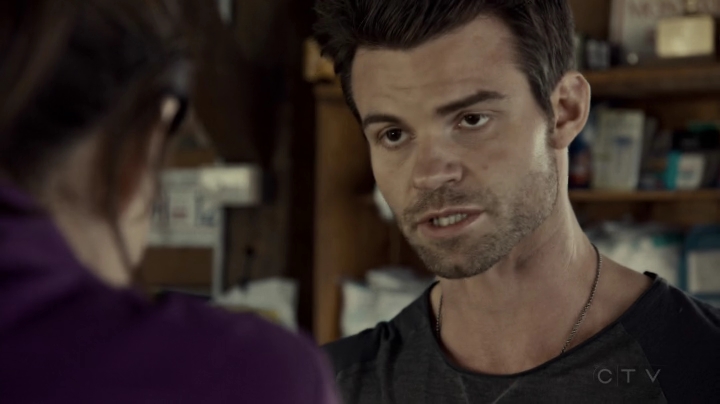 VampireDiariesWorld-dot-org_SavingHope2x08-1730.jpg