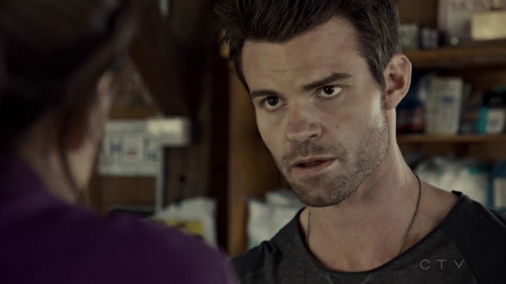 VampireDiariesWorld-dot-org_SavingHope2x08-1731.jpg