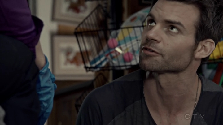 VampireDiariesWorld-dot-org_SavingHope2x08-1763.jpg