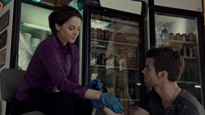 VampireDiariesWorld-dot-org_SavingHope2x08-1775.jpg