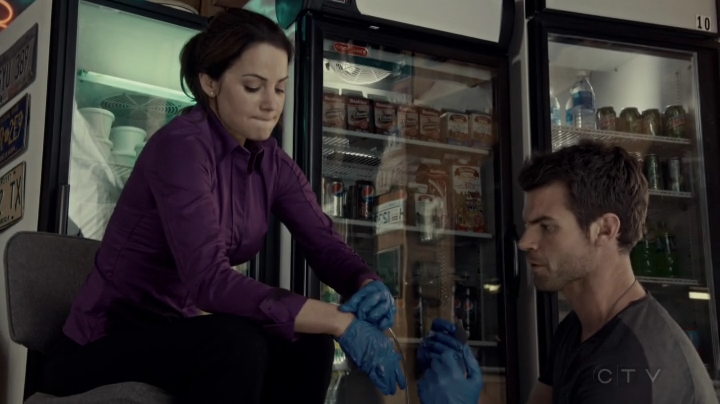 VampireDiariesWorld-dot-org_SavingHope2x08-1785.jpg