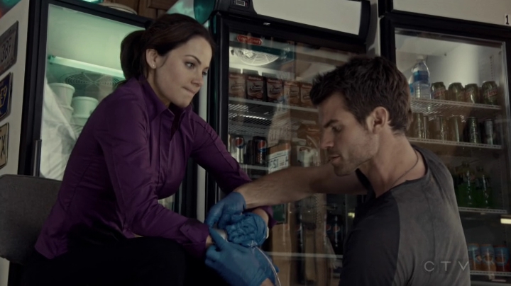 VampireDiariesWorld-dot-org_SavingHope2x08-1790.jpg