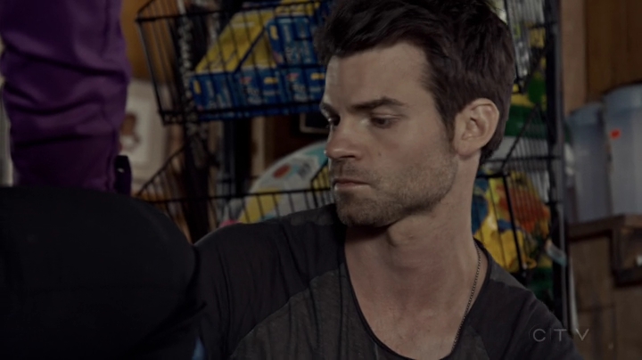 VampireDiariesWorld-dot-org_SavingHope2x08-1796.jpg