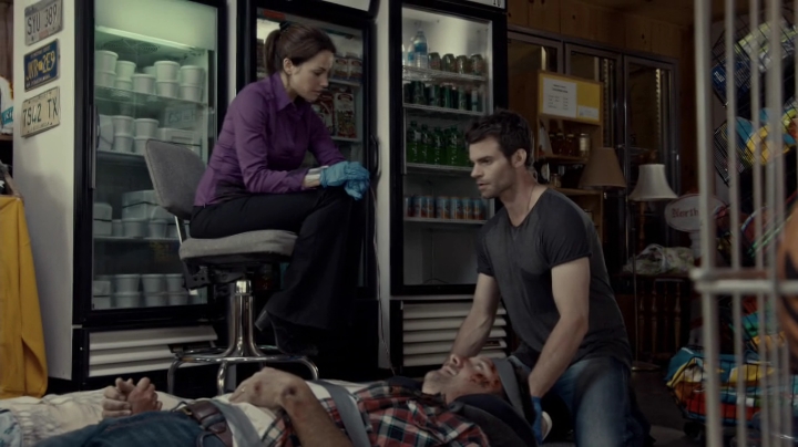 VampireDiariesWorld-dot-org_SavingHope2x08-1838.jpg