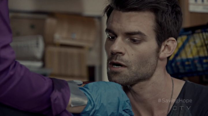 VampireDiariesWorld-dot-org_SavingHope2x08-1867.jpg