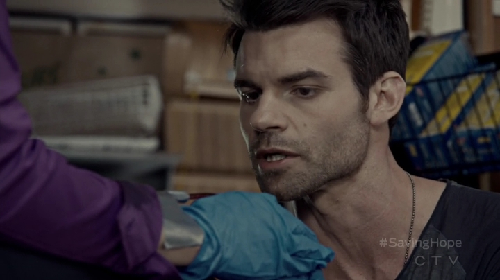 VampireDiariesWorld-dot-org_SavingHope2x08-1872.jpg