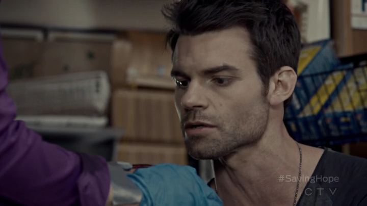 VampireDiariesWorld-dot-org_SavingHope2x08-1874.jpg