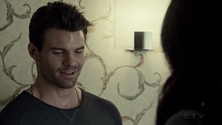 VampireDiariesWorld-dot-org_SavingHope2x08-2382.jpg