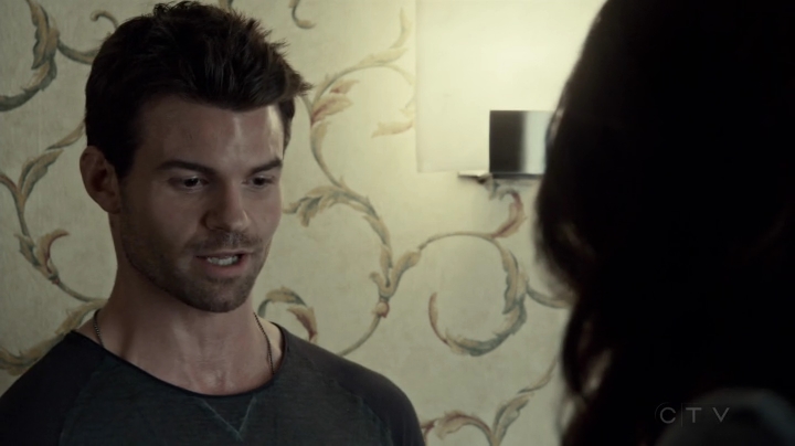 VampireDiariesWorld-dot-org_SavingHope2x08-2388.jpg