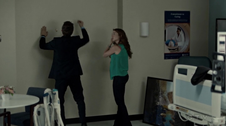 VampireDiariesWorld-dot-org_SavingHope2x09-1172.jpg