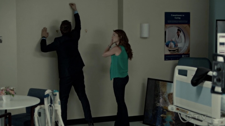 VampireDiariesWorld-dot-org_SavingHope2x09-1173.jpg