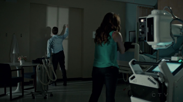 VampireDiariesWorld-dot-org_SavingHope2x09-1220.jpg