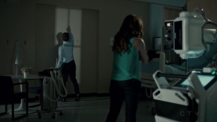 VampireDiariesWorld-dot-org_SavingHope2x09-1221.jpg