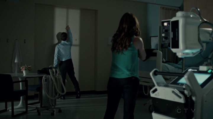 VampireDiariesWorld-dot-org_SavingHope2x09-1222.jpg