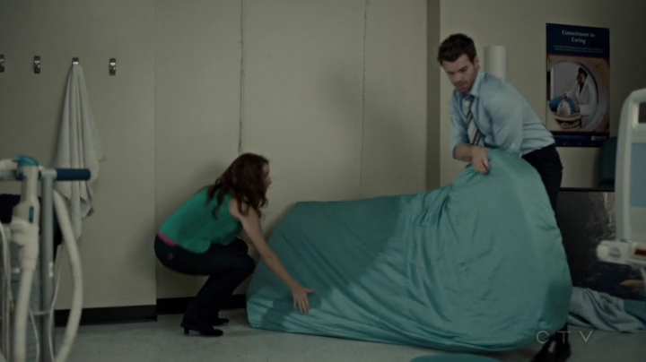 VampireDiariesWorld-dot-org_SavingHope2x09-1780.jpg