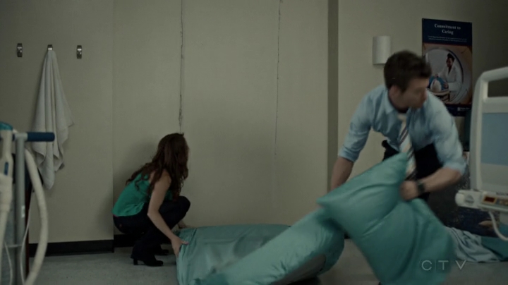 VampireDiariesWorld-dot-org_SavingHope2x09-1782.jpg