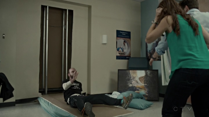 VampireDiariesWorld-dot-org_SavingHope2x09-1797.jpg