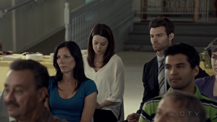 VampireDiariesWorld-dot-org_SavingHope2x09-2381.jpg