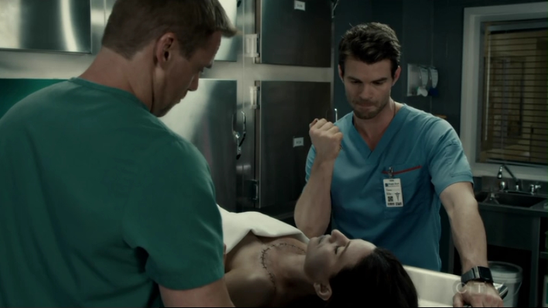 VampireDiariesWorld-dot-org_SavingHope2x12-0910.jpg