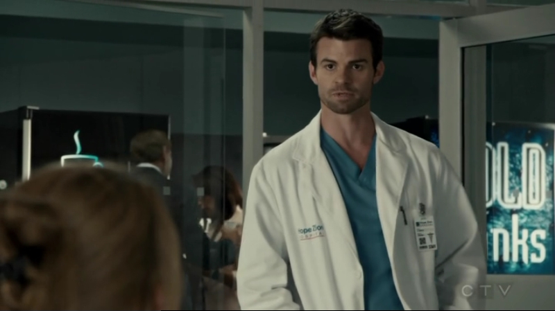 VampireDiariesWorld-dot-org_SavingHope2x12-1945.jpg