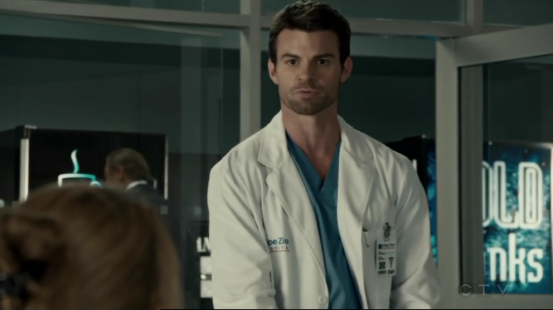 VampireDiariesWorld-dot-org_SavingHope2x12-1947.jpg