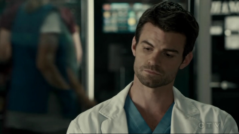 VampireDiariesWorld-dot-org_SavingHope2x12-2000.jpg