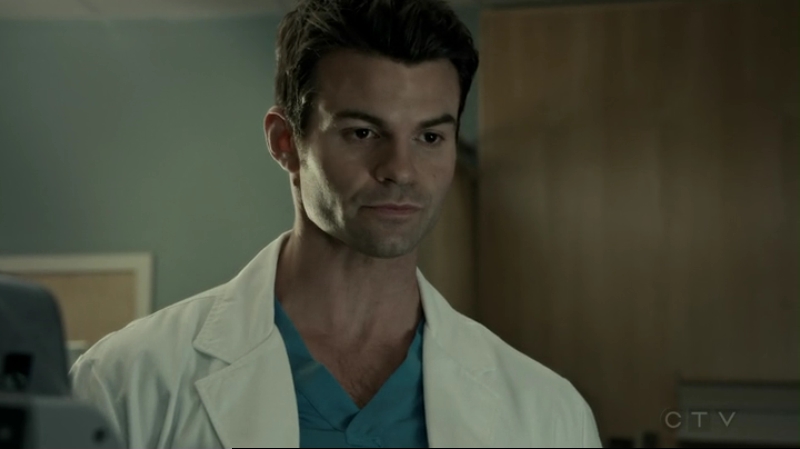 VampireDiariesWorld-dot-org_SavingHope2x15-1860.jpg