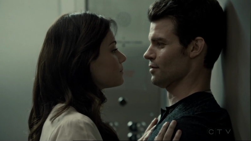 VampireDiariesWorld-dot-org_SavingHope2x15-2475.jpg