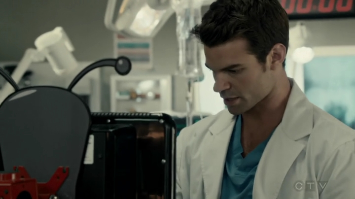 VampireDiariesWorld-dot-org_SavingHope2x16-0600.jpg