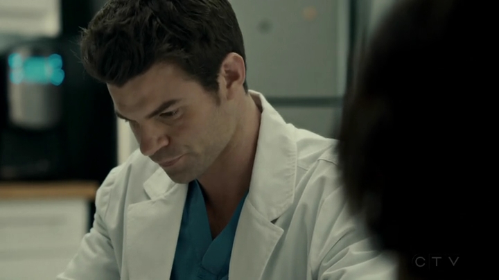 VampireDiariesWorld-dot-org_SavingHope2x16-1685.jpg