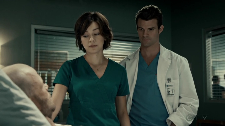 VampireDiariesWorld-dot-org_SavingHope2x16-2007.jpg