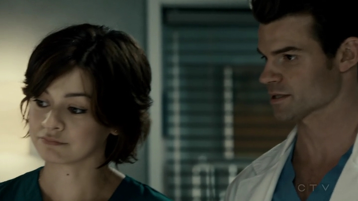 VampireDiariesWorld-dot-org_SavingHope2x16-2032.jpg