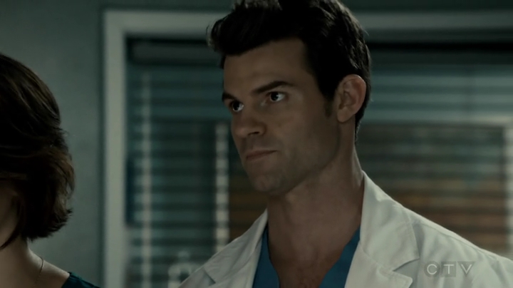 VampireDiariesWorld-dot-org_SavingHope2x16-2043.jpg