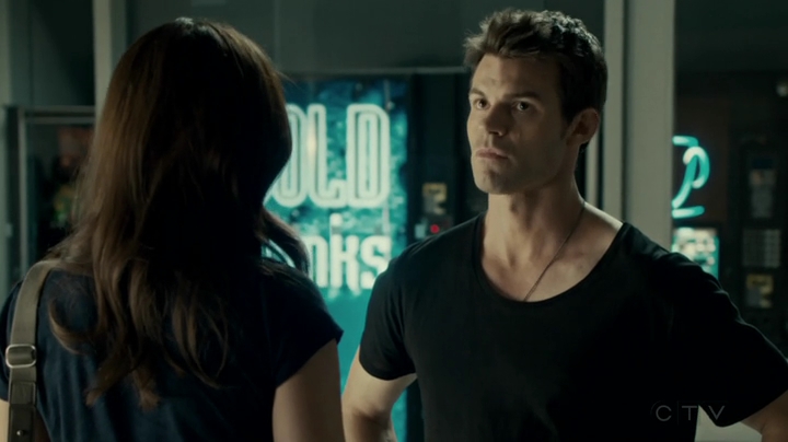 VampireDiariesWorld-dot-org_SavingHope2x16-2476.jpg