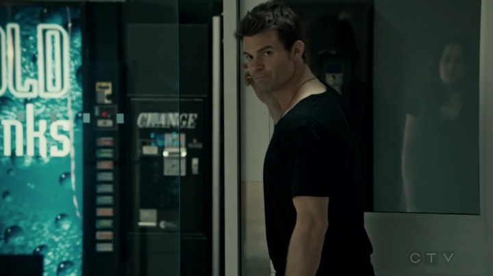 VampireDiariesWorld-dot-org_SavingHope2x16-2500.jpg