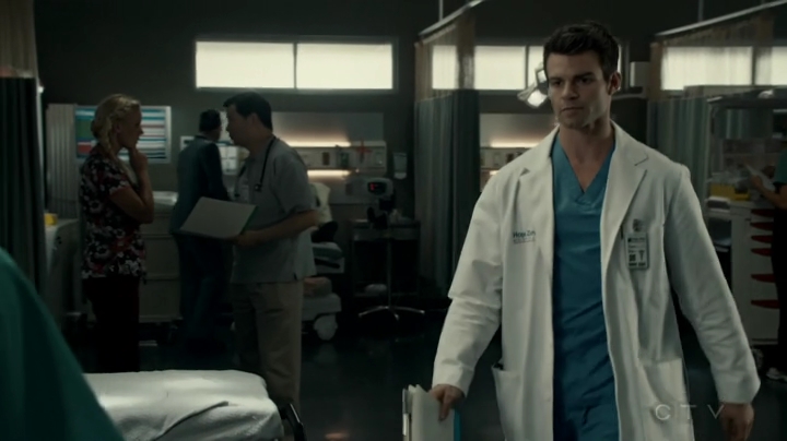 VampireDiariesWorld-dot-org_SavingHope2x17-1071.jpg