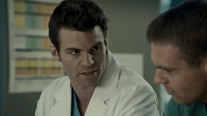 VampireDiariesWorld-dot-org_SavingHope2x17-1581.jpg