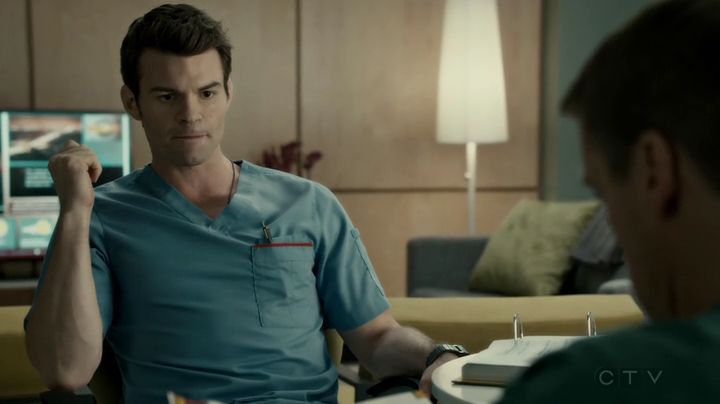 VampireDiariesWorld-dot-org_SavingHope2x17-2451.jpg