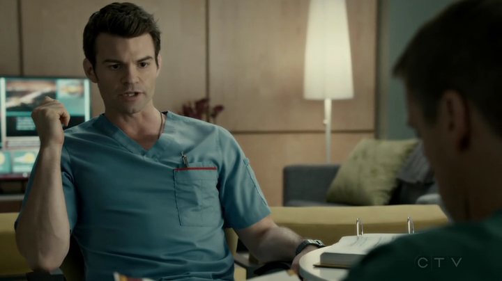 VampireDiariesWorld-dot-org_SavingHope2x17-2452.jpg