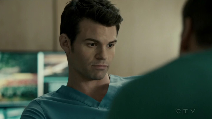 VampireDiariesWorld-dot-org_SavingHope2x17-2475.jpg