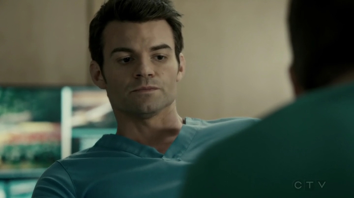 VampireDiariesWorld-dot-org_SavingHope2x17-2479.jpg