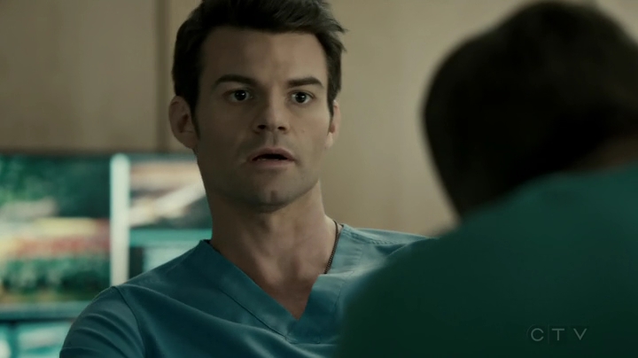 VampireDiariesWorld-dot-org_SavingHope2x17-2485.jpg