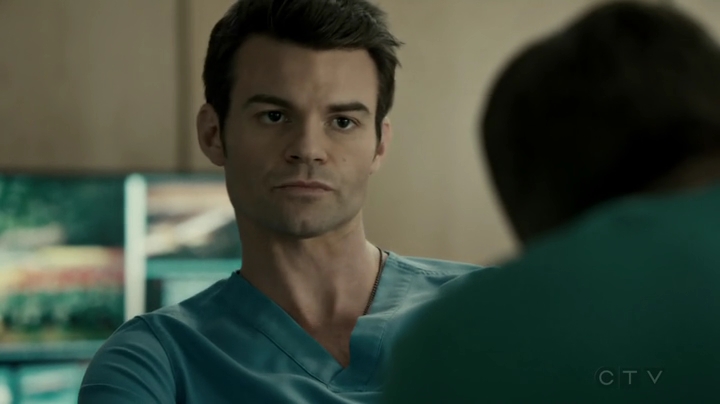 VampireDiariesWorld-dot-org_SavingHope2x17-2486.jpg