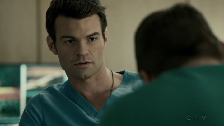 VampireDiariesWorld-dot-org_SavingHope2x17-2492.jpg