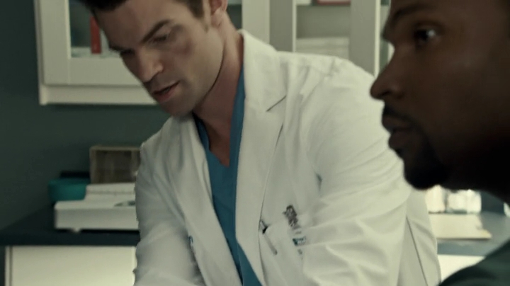 VampireDiariesWorld-dot-org_SavingHope2x18-0077.jpg