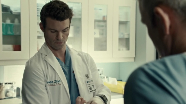 VampireDiariesWorld-dot-org_SavingHope2x18-0091.jpg