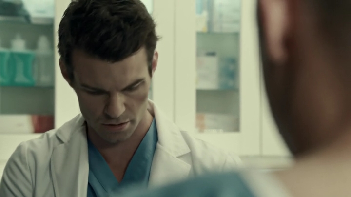 VampireDiariesWorld-dot-org_SavingHope2x18-0125.jpg