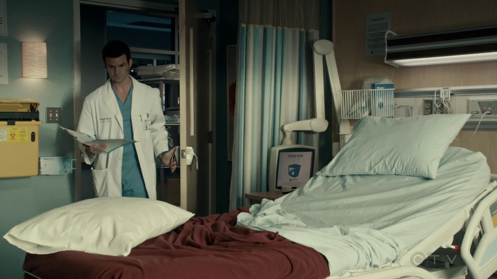 VampireDiariesWorld-dot-org_SavingHope2x18-0675.jpg