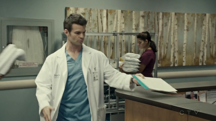 VampireDiariesWorld-dot-org_SavingHope2x18-0685.jpg